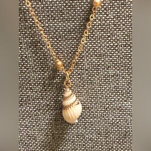 Elegant Gold Accent Shell Pendant Necklace NEW & Great for Gift Giving! 🎁